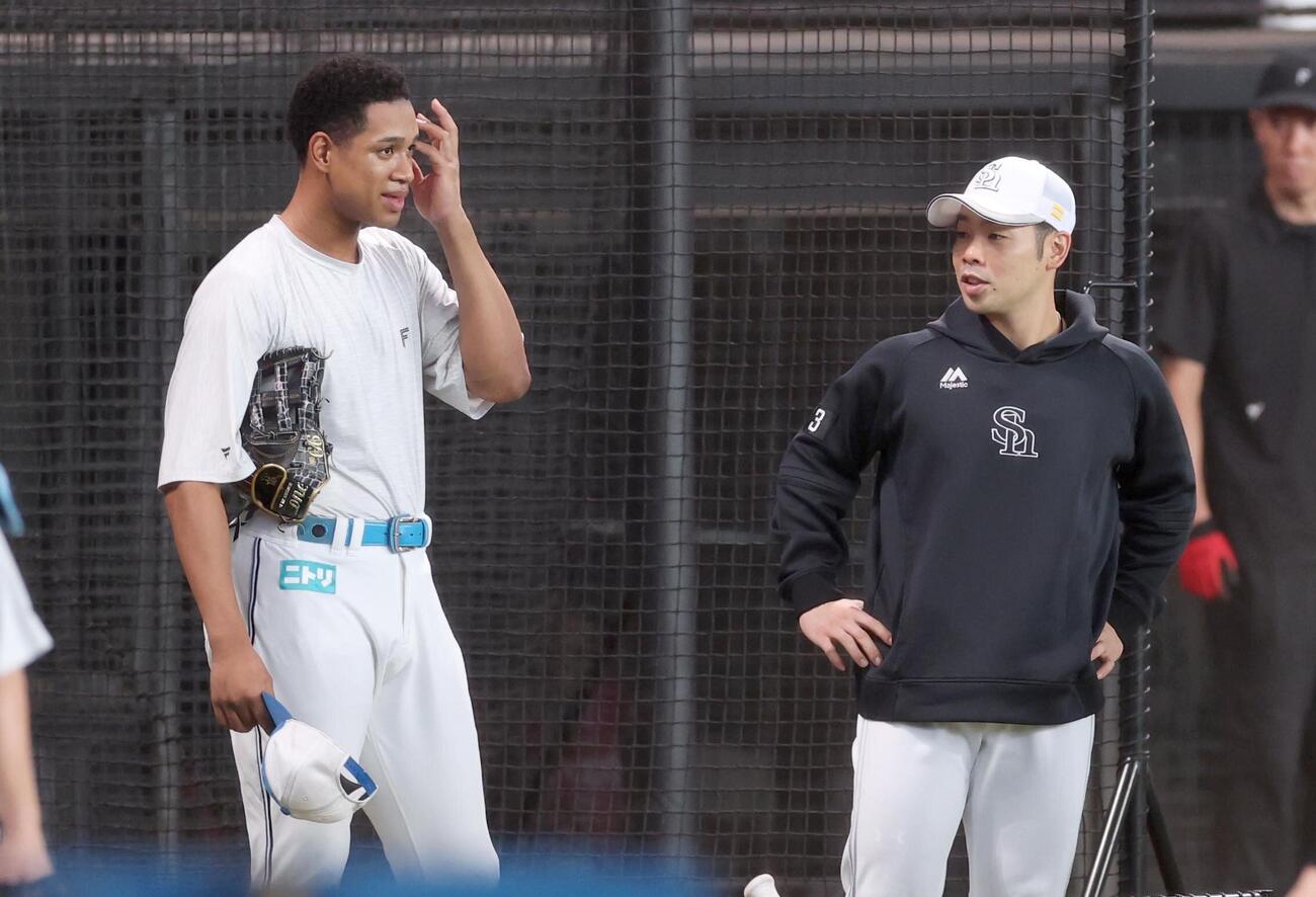日本ハム対ソフトバンク　試合前練習中に話す日本ハム万波中正（左）とソフトバンク近藤健介（撮影・黒川智章）