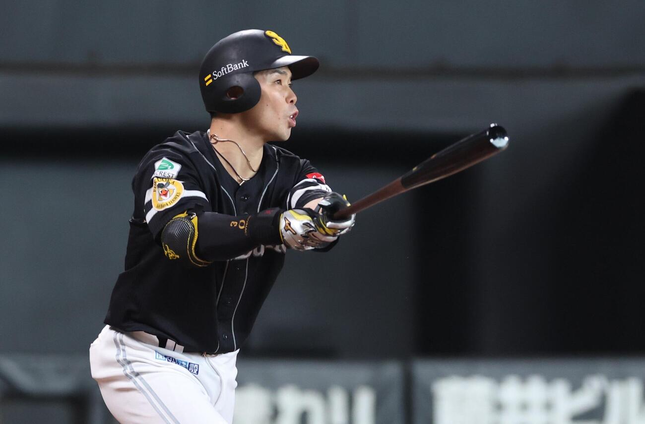 日本ハム対ソフトバンク　3回表ソフトバンク無死一、二塁、2点適時二塁打を放つ近藤健介（撮影・黒川智章）