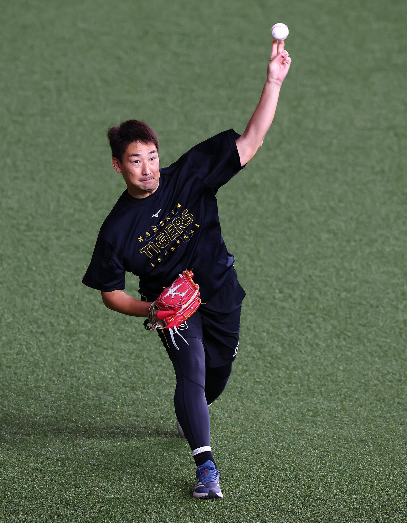 阪神対ヤクルト　練習でキャッチボールする阪神岩崎優（撮影・加藤哉）