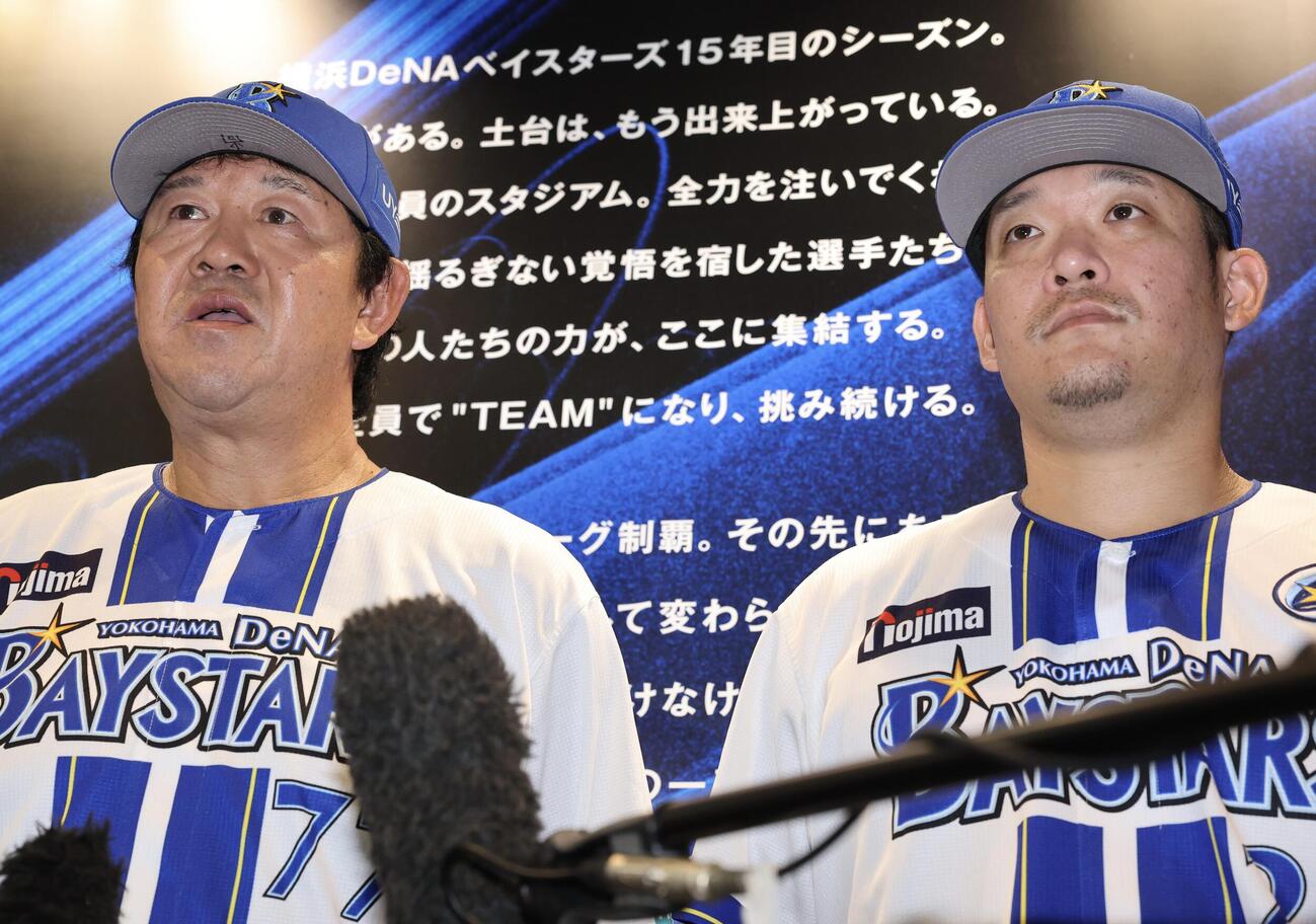 DeNA対巨人　DeNA筒香嘉智(右)と鈴木尚典コーチは囲み会見で恩師について語る(撮影・浅見桂子)