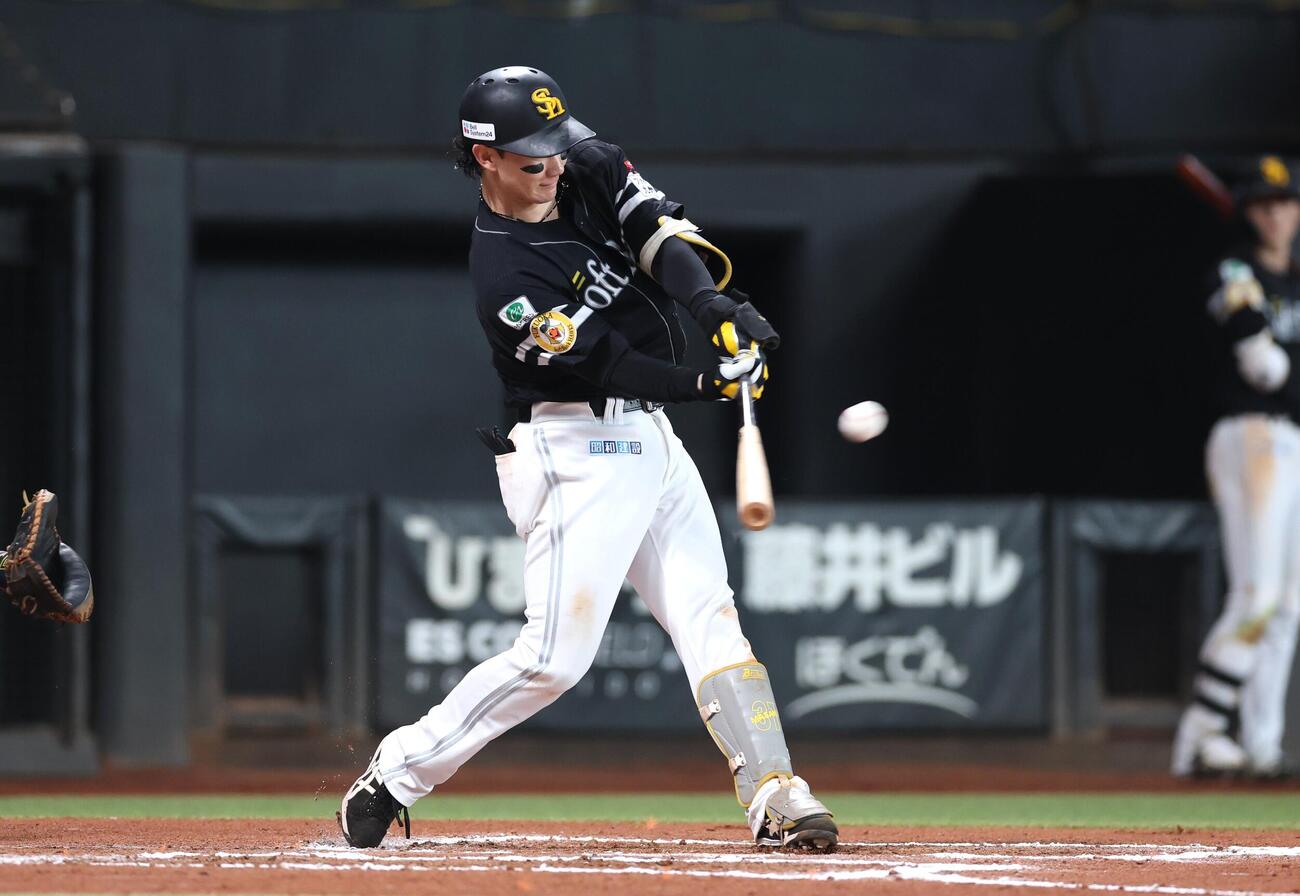 日本ハム対ソフトバンク　6回表ソフトバンク1死、本塁打を放つ正木智也（撮影・黒川智章）