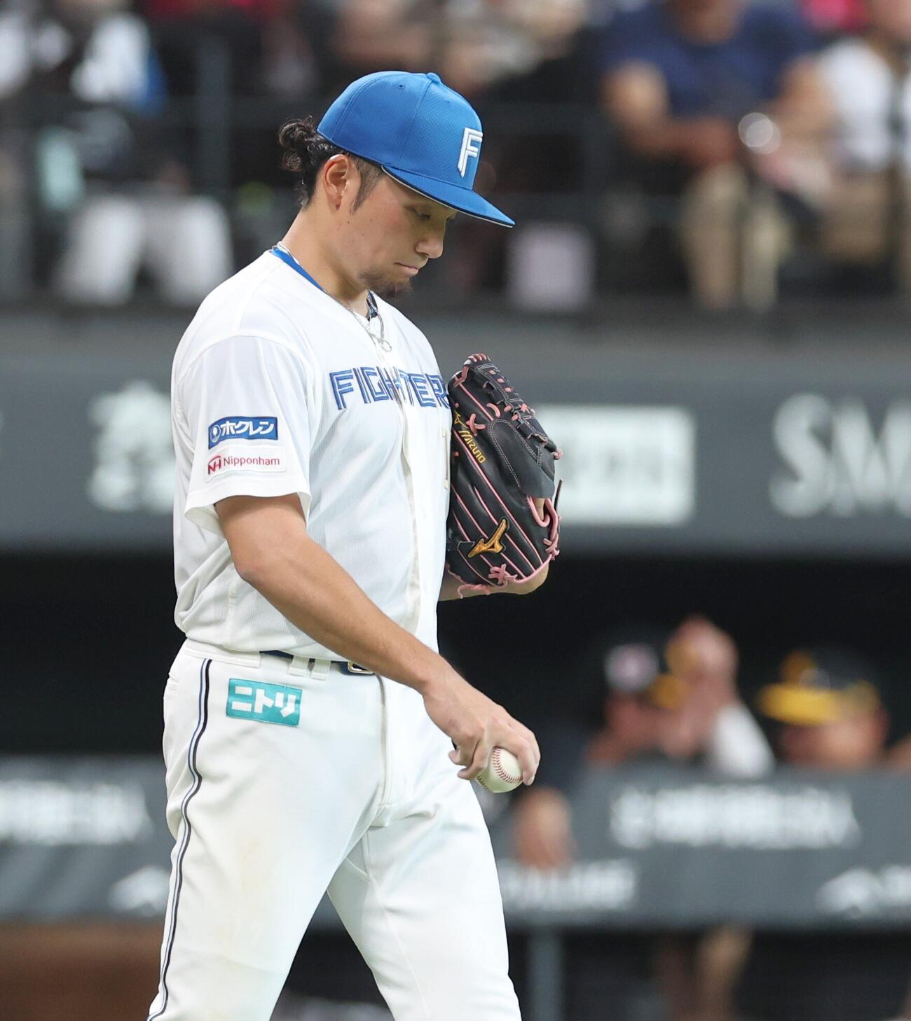 日本ハム対ソフトバンク　3回表、4失点しうつむく伊藤大海（撮影・黒川智章）