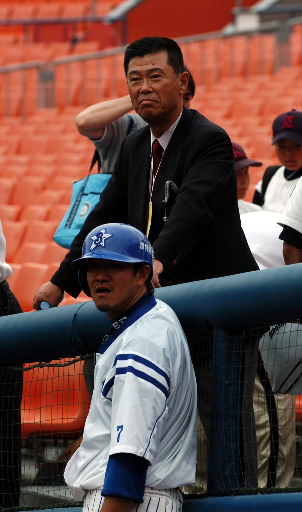 鈴木尚典を激励する横浜高の渡辺元監督（05年6月撮影）