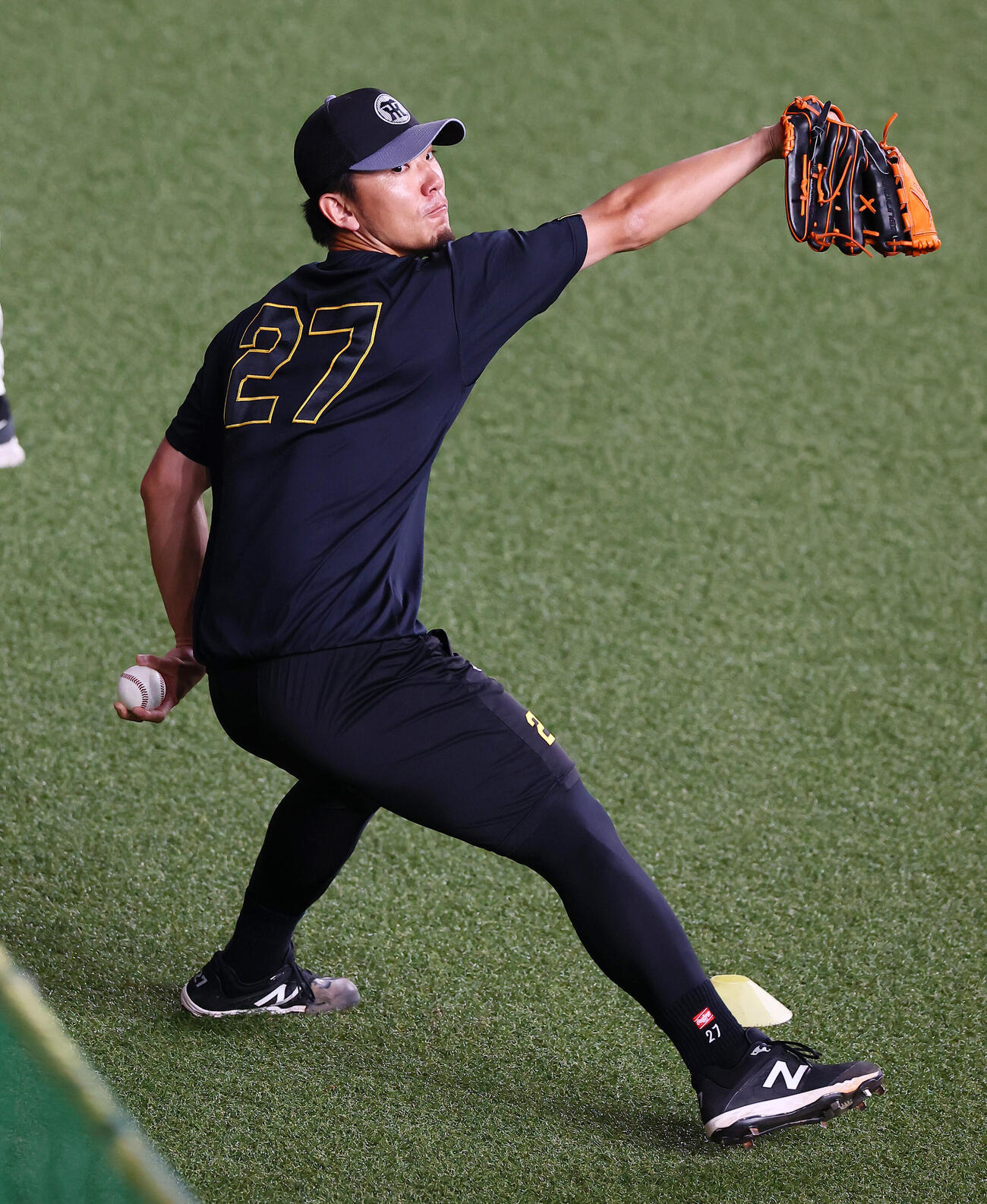 阪神対ヤクルト　練習でキャッチボールする阪神伊藤将司（撮影・加藤哉）