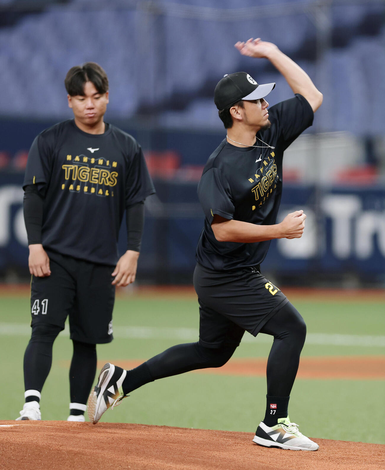 阪神対ヤクルト　京セラドーム大阪のマウンドを確認する阪神伊藤将司。左は村上頌樹（撮影・前田充）