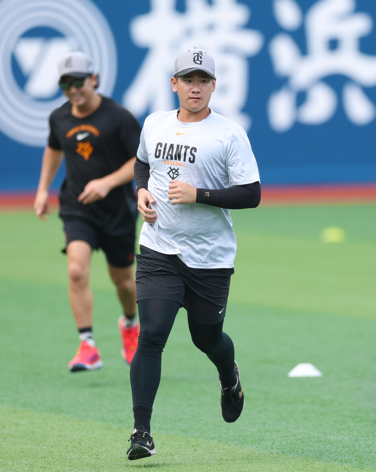 DeNA対巨人　練習をする巨人井上温大（撮影・増田悦実）