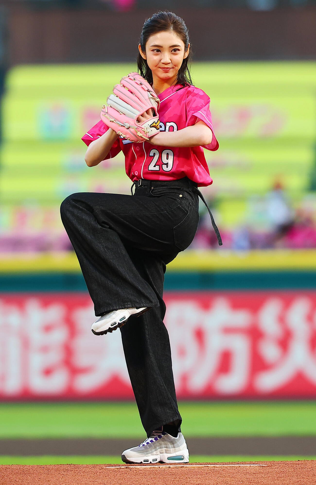 楽天対ロッテ　セレモニアルピッチを行う山谷花純（撮影・野上伸悟）