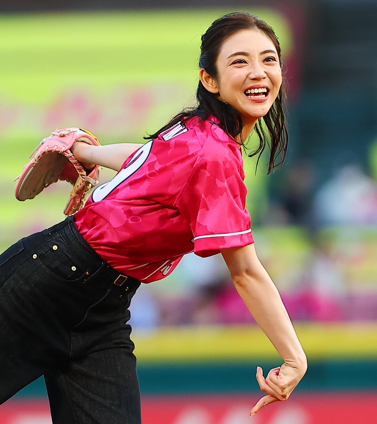 楽天対ロッテ　セレモニアルピッチを行う山谷花純（撮影・野上伸悟）