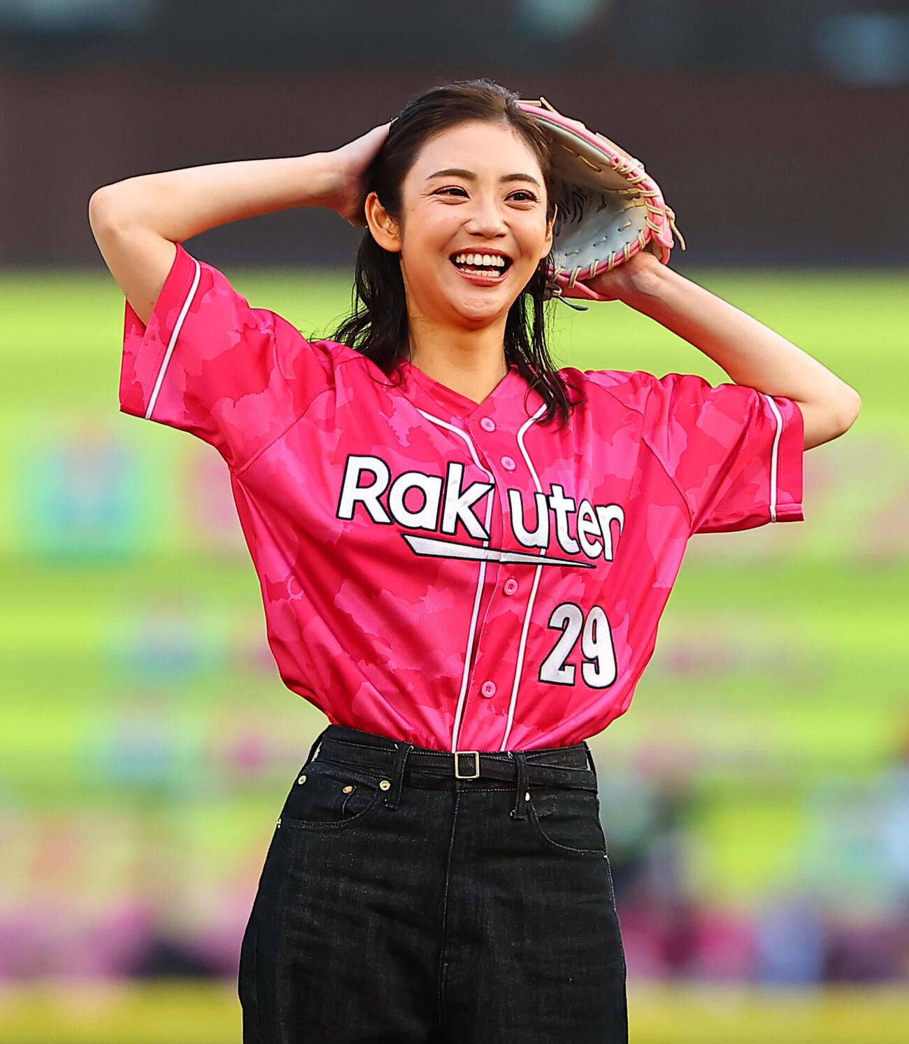 楽天対ロッテ　セレモニアルピッチを行った山谷花純（撮影・野上伸悟）