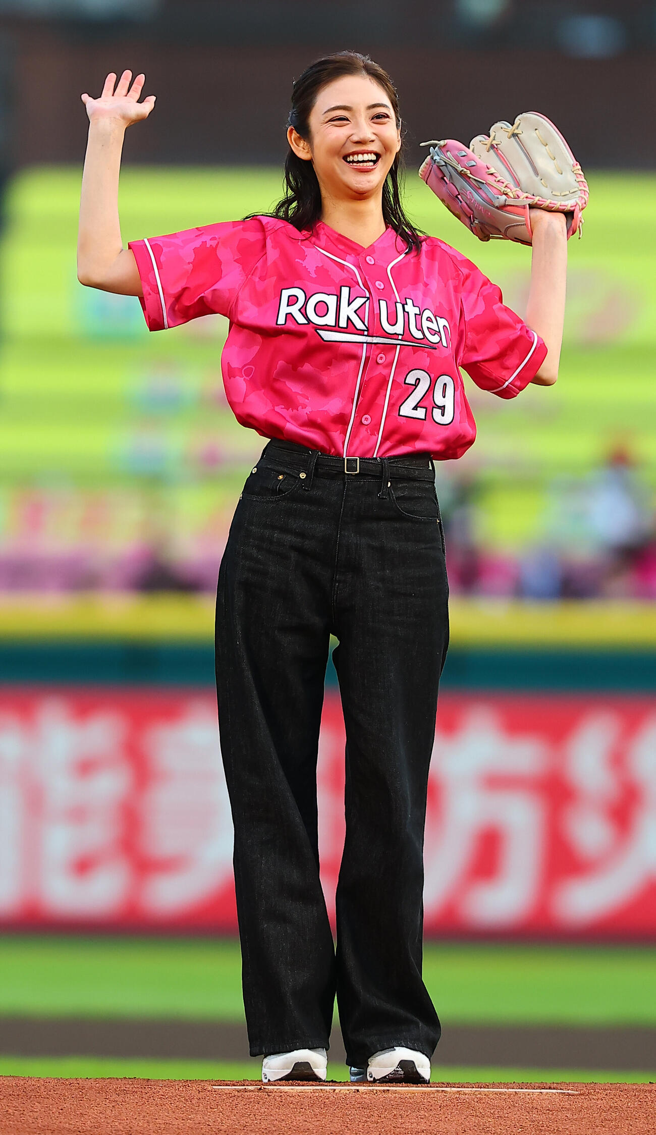 楽天対ロッテ　セレモニアルピッチを行った山谷花純（撮影・野上伸悟）
