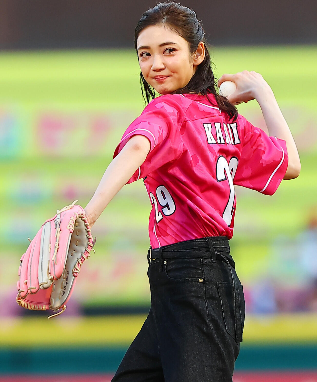 楽天対ロッテ　セレモニアルピッチを行う山谷花純（撮影・野上伸悟）