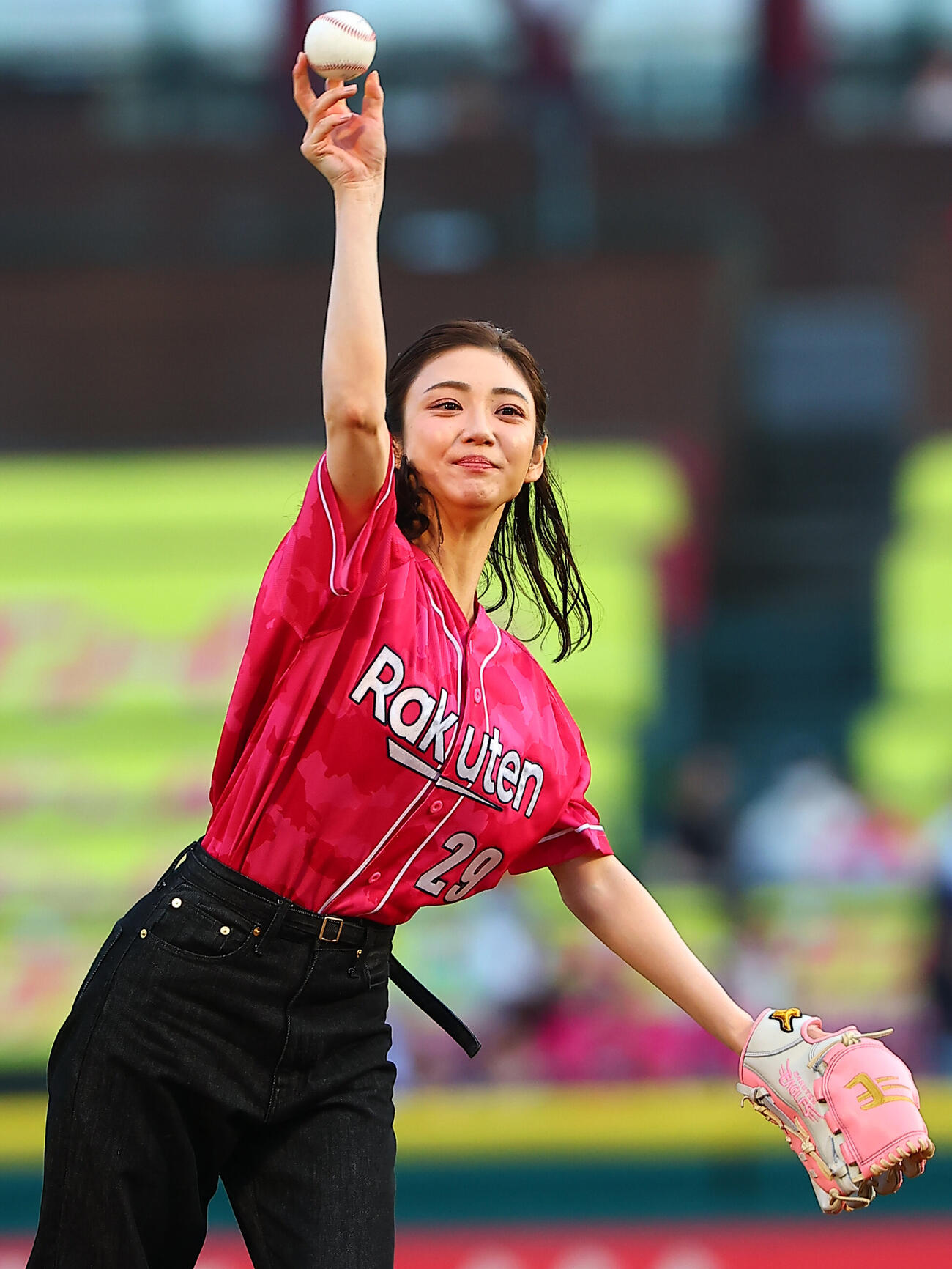 楽天対ロッテ　セレモニアルピッチを行う山谷花純（撮影・野上伸悟）