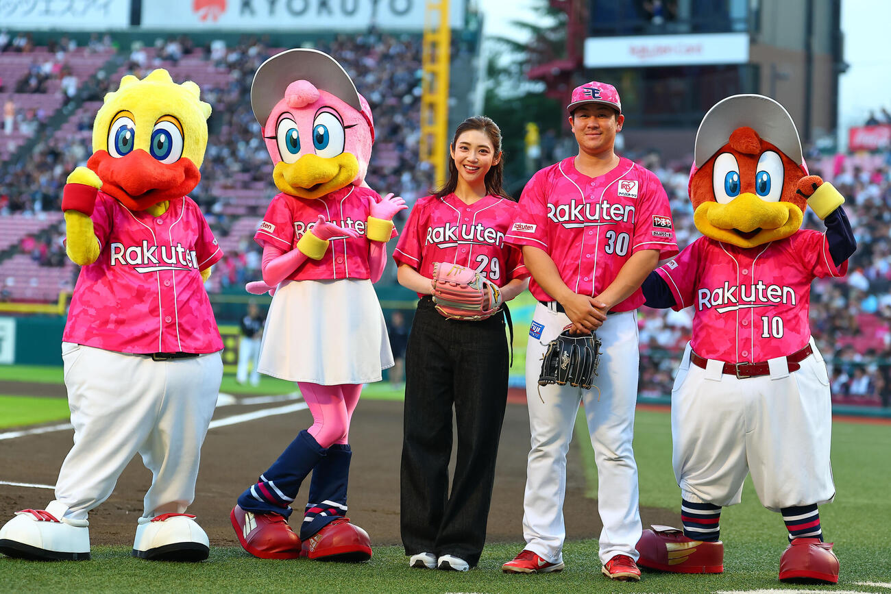 楽天対ロッテ　セレモニアルピッチを行った山谷花純（中央）は、楽天繁永晟（右から2人目）らと記念撮影（撮影・野上伸悟）