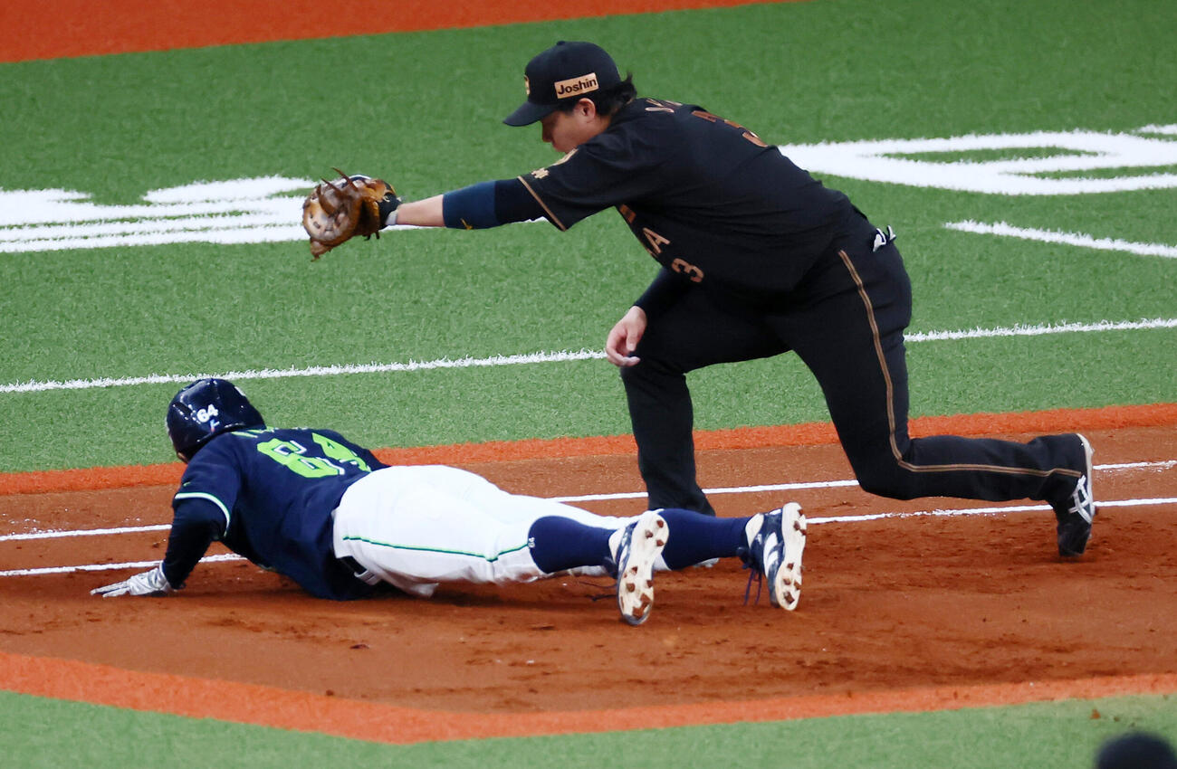 阪神対ヤクルト　1回表ヤクルト無死一、三塁、打者宮本丈のとき一走岩田幸宏はけん制死。一塁手大山悠輔（撮影・加藤哉）