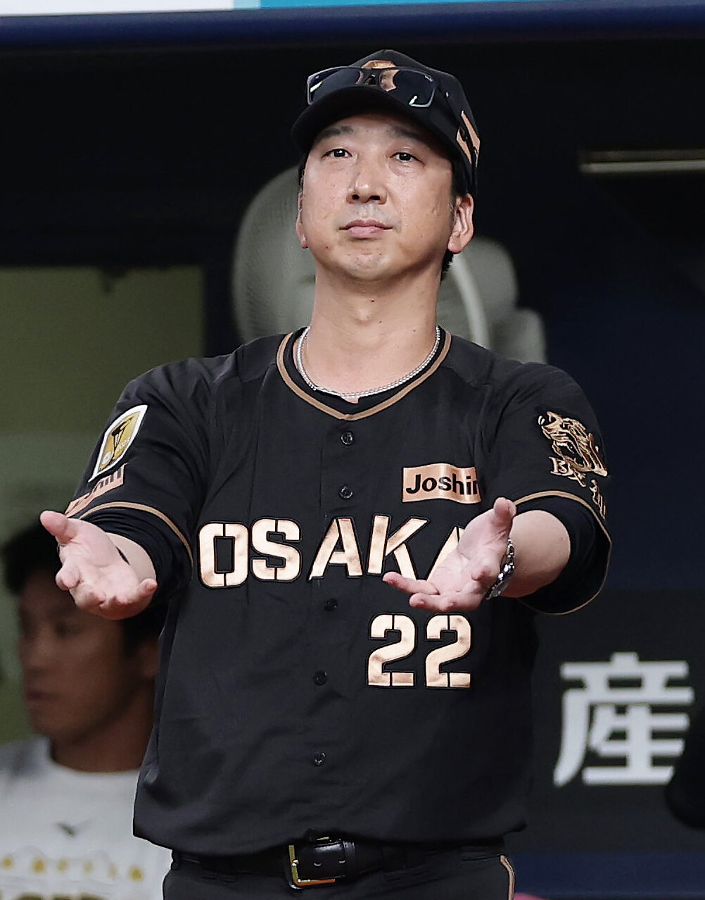 阪神対ヤクルト　1回表ヤクルト無死一、三塁、一走岩田幸宏のけん制セーフ判定にリクエストする藤川球児監督（撮影・前田充）