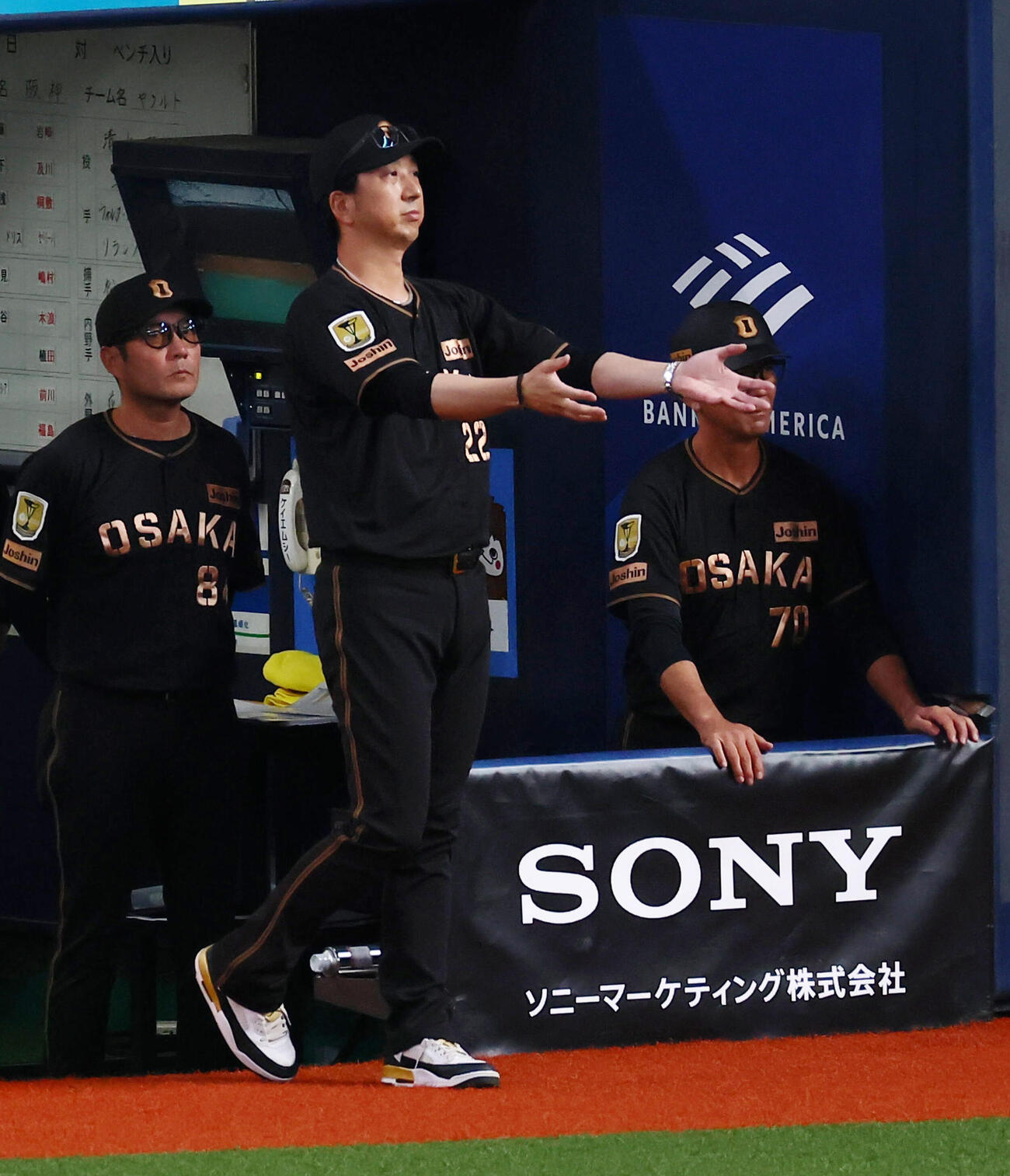 阪神対ヤクルト　1回表ヤクルト無死一、三塁、藤川球児監督は一走岩田幸宏の判定にリクエストする（撮影・加藤哉）