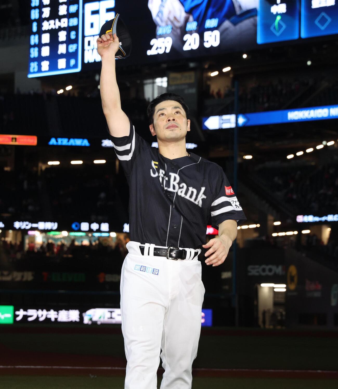 日本ハム対ソフトバンク　スタンドに向かって手を振る近藤健介近藤健介（撮影・黒川智章）