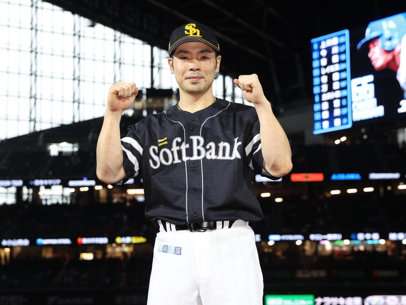 日本ハム対ソフトバンク　試合後、ガッツポーズの近藤健介近藤健介（撮影・黒川智章）