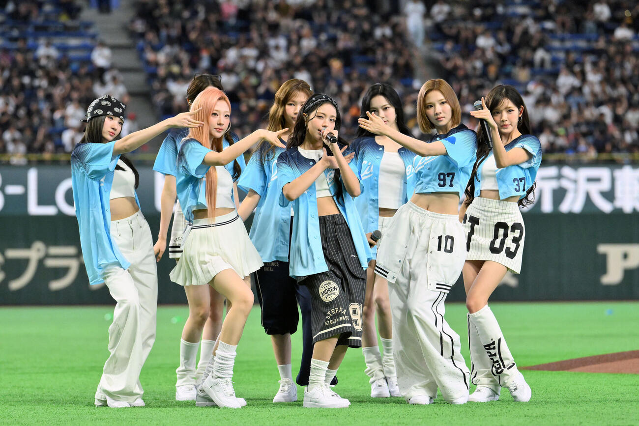 西武対オリックス　試合前にライブパフォーマンスをするHearts2Hearts（撮影・滝沢徹郎）