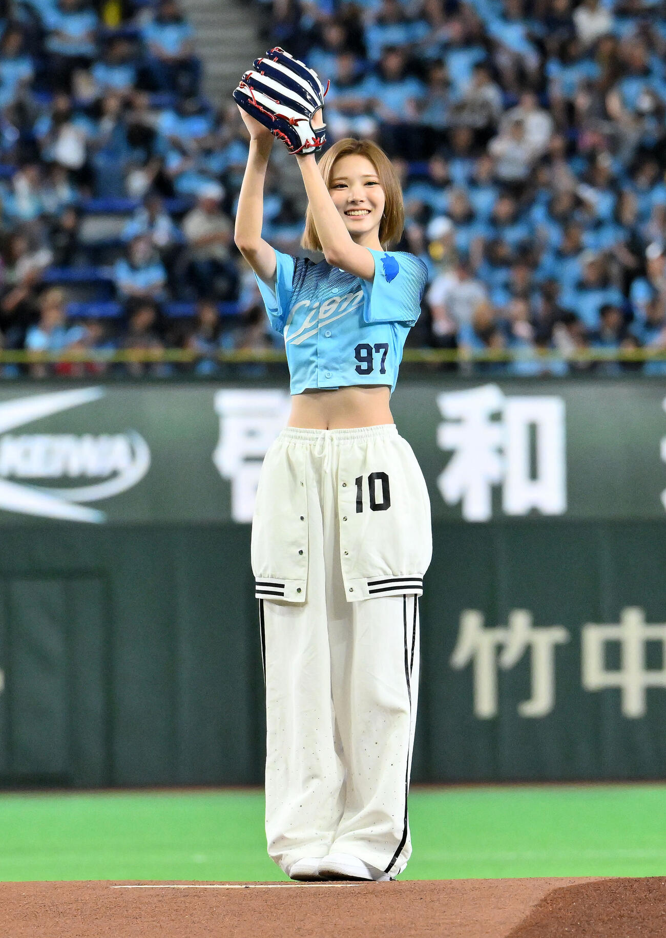 西武対オリックス　ファーストピッチするHearts2Heartsのジウ（撮影・滝沢徹郎）