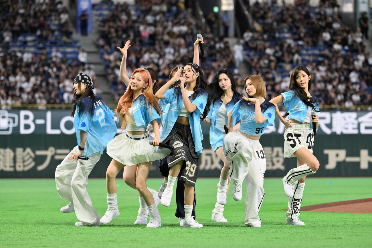 西武対オリックス　試合前にライブパフォーマンスをするHearts2Hearts（撮影・滝沢徹郎）