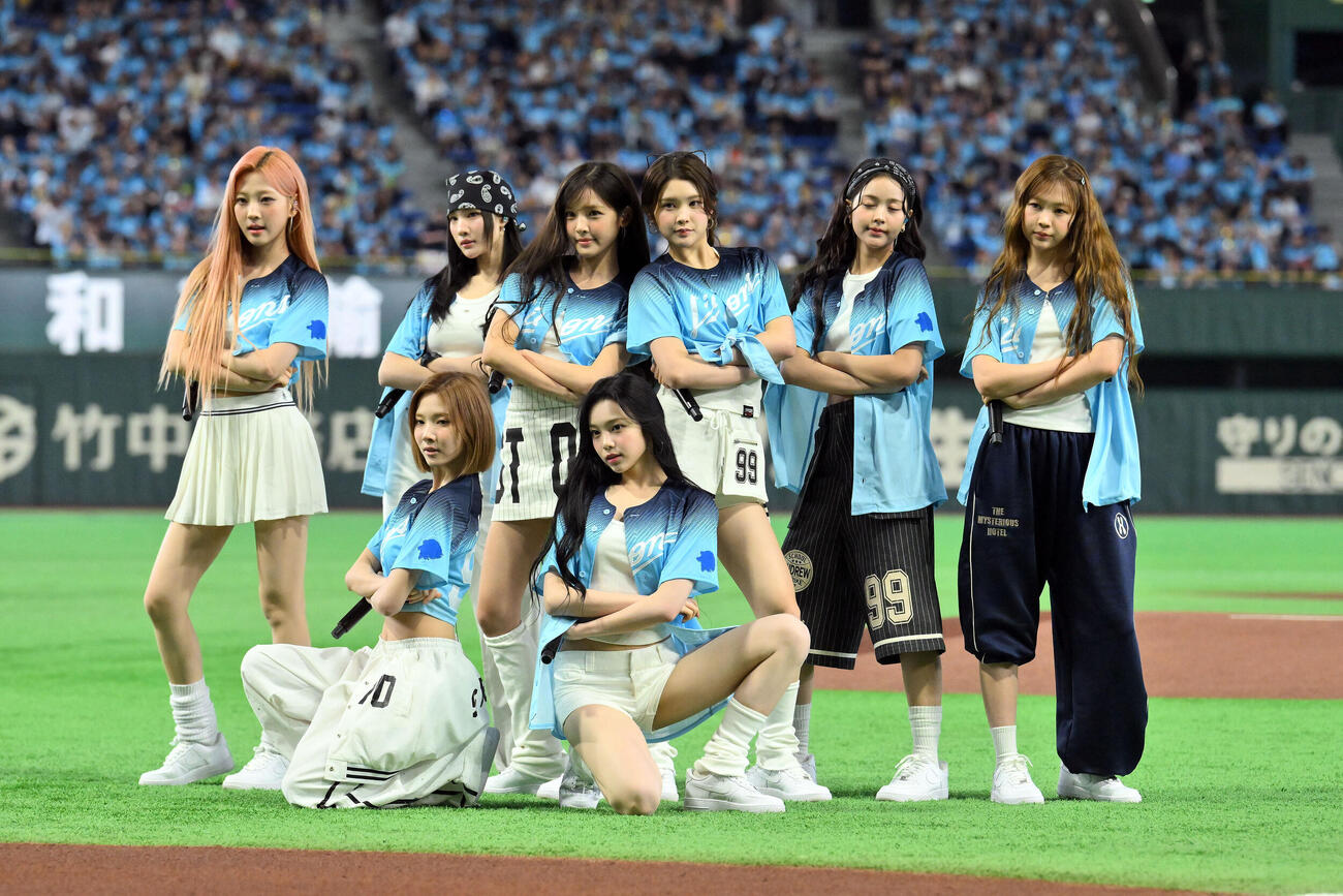 西武対オリックス　試合前にライブパフォーマンスをするHearts2Hearts（撮影・滝沢徹郎）
