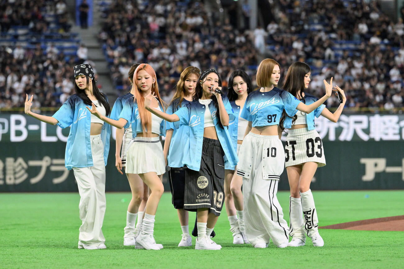 西武対オリックス　試合前にライブパフォーマンスをするHearts2Hearts（撮影・滝沢徹郎）