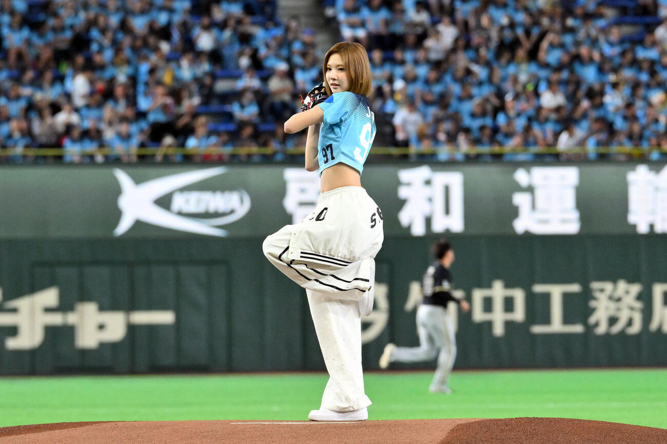 西武対オリックス　ファーストピッチするHearts2Heartsのジウ（撮影・滝沢徹郎）