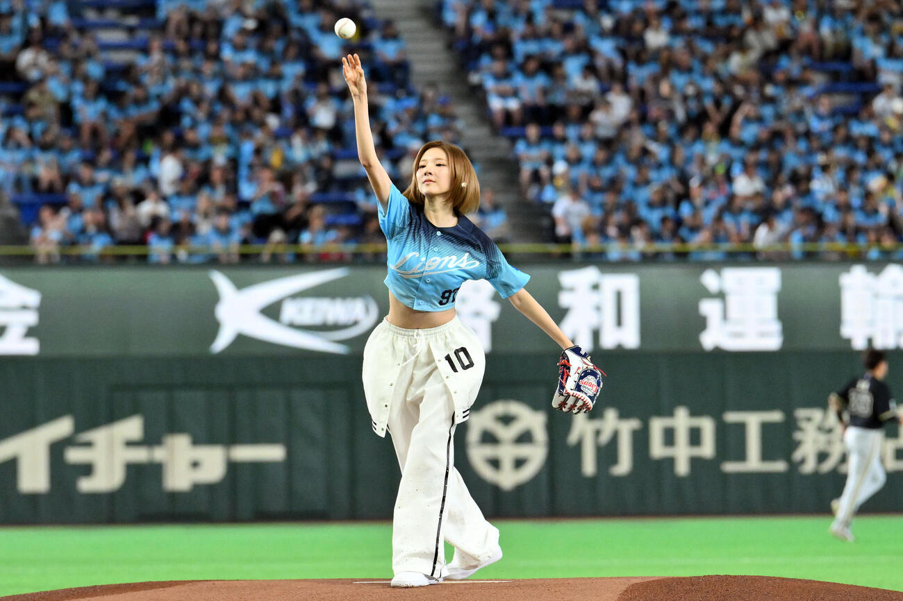 西武対オリックス　ファーストピッチするHearts2Heartsのジウ（撮影・滝沢徹郎）
