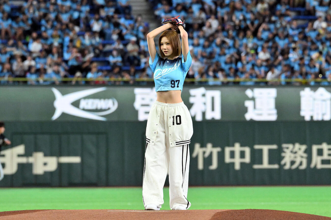 西武対オリック　ファーストピッチするHearts2Heartsのジウ（撮影・滝沢徹郎）