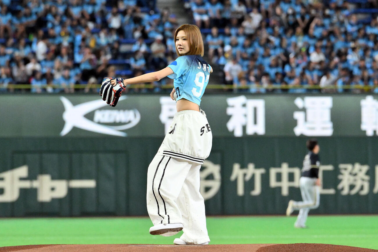 西武対オリック　ファーストピッチするHearts2Heartsのジウ（撮影・滝沢徹郎）