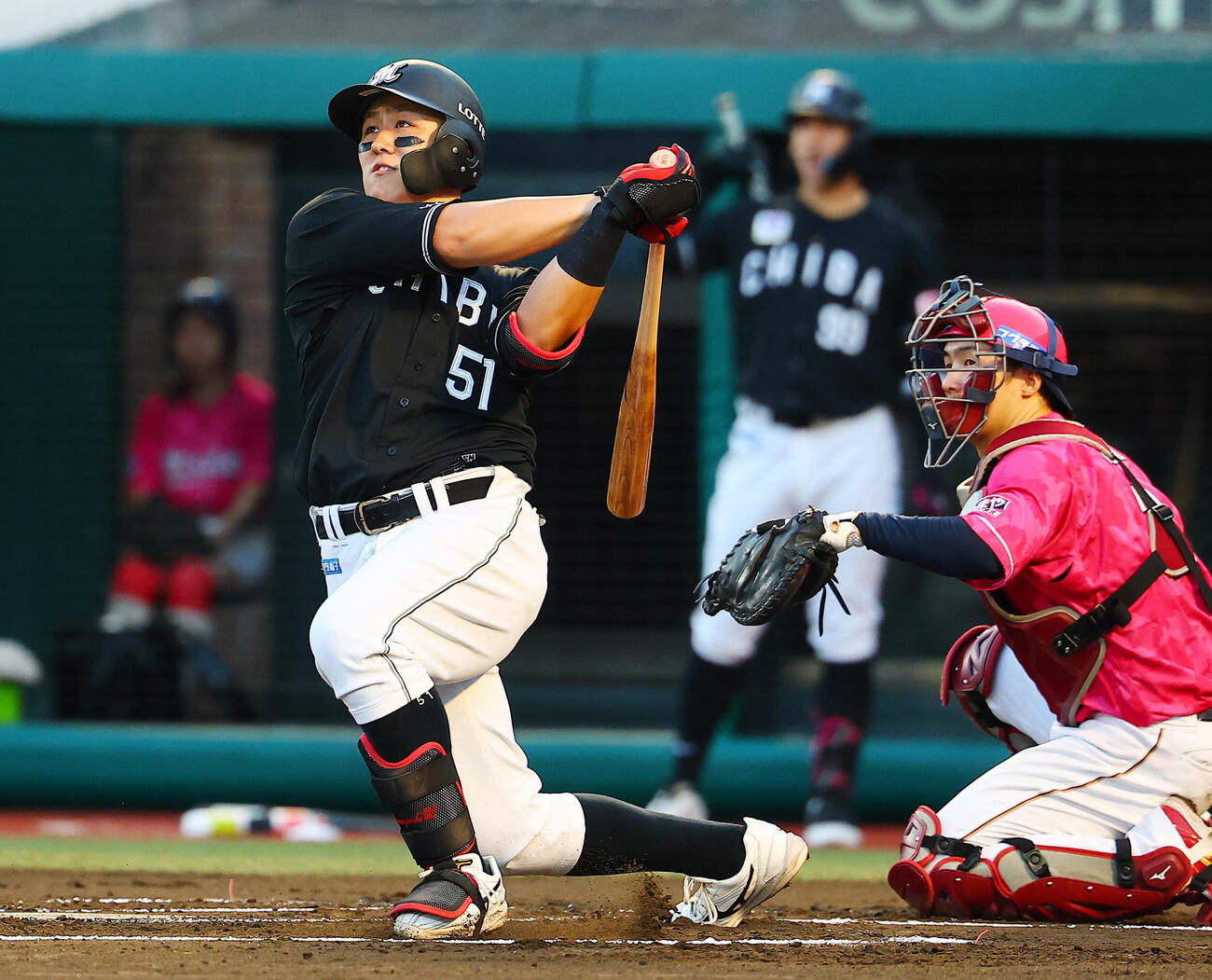 楽天対ロッテ　1回表ロッテ2死一塁、先制2点本塁打を放つ山口航輝（撮影・野上伸悟）