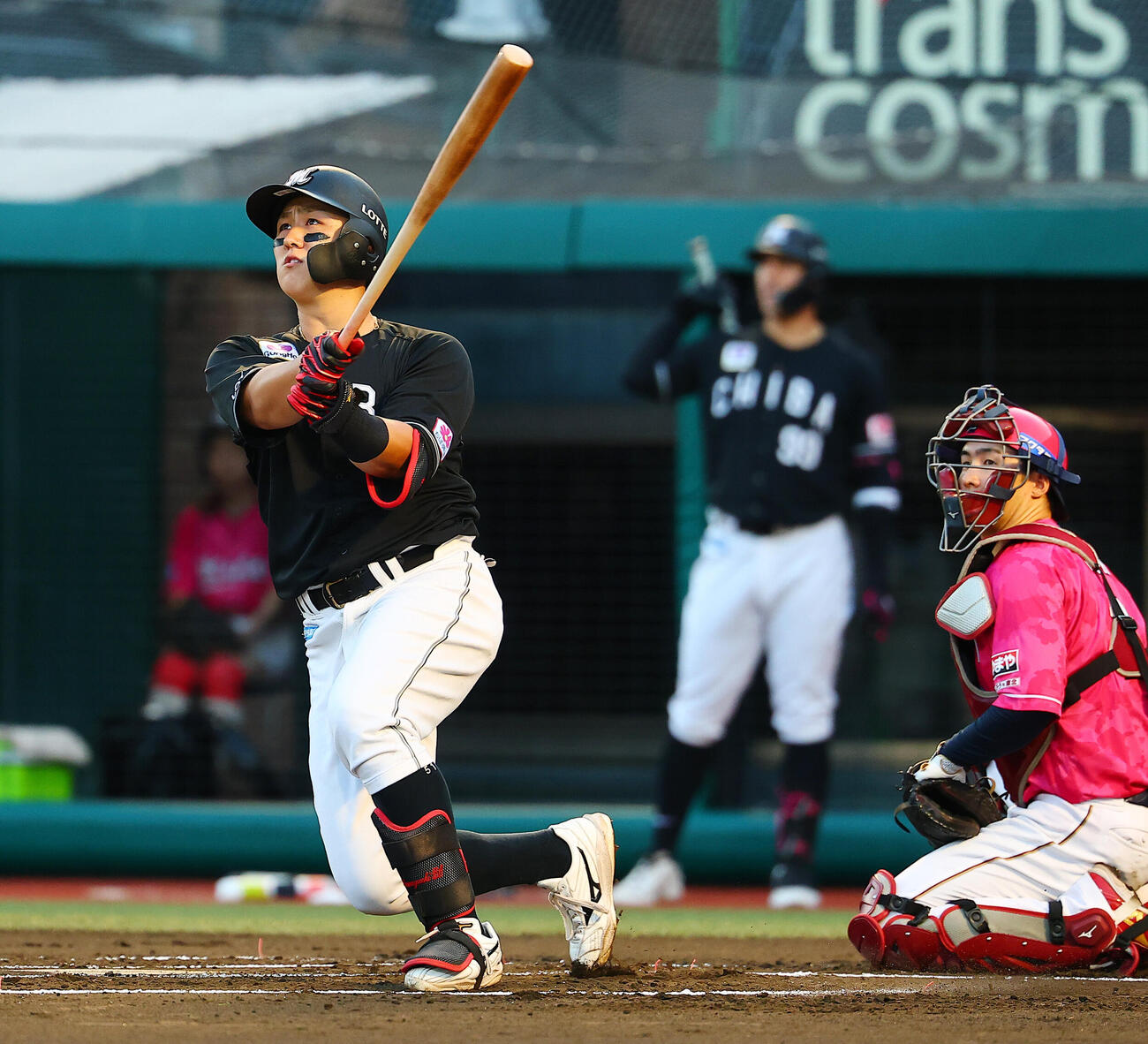 楽天対ロッテ　1回表ロッテ2死一塁、先制2点本塁打を放つ山口航輝（撮影・野上伸悟）