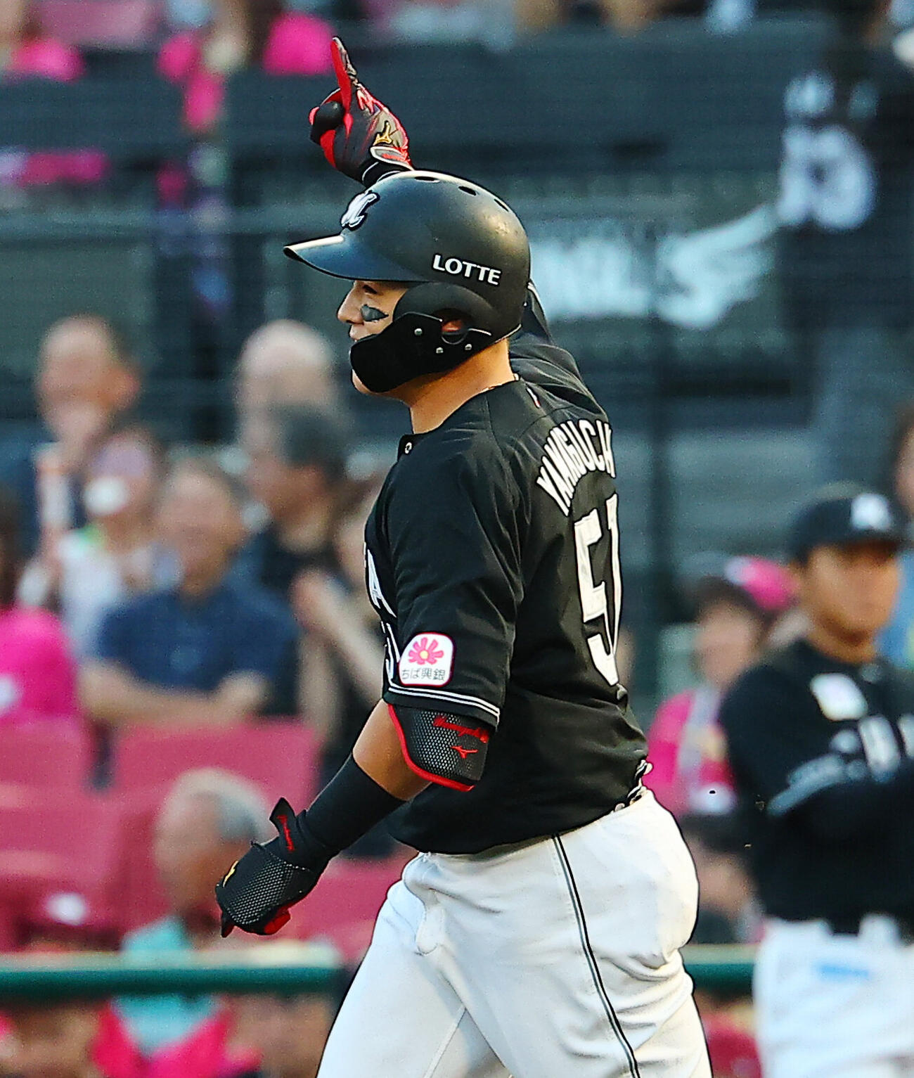 楽天対ロッテ　1回表ロッテ2死一塁、先制2点本塁打を放ち喜ぶ山口航輝（撮影・野上伸悟）