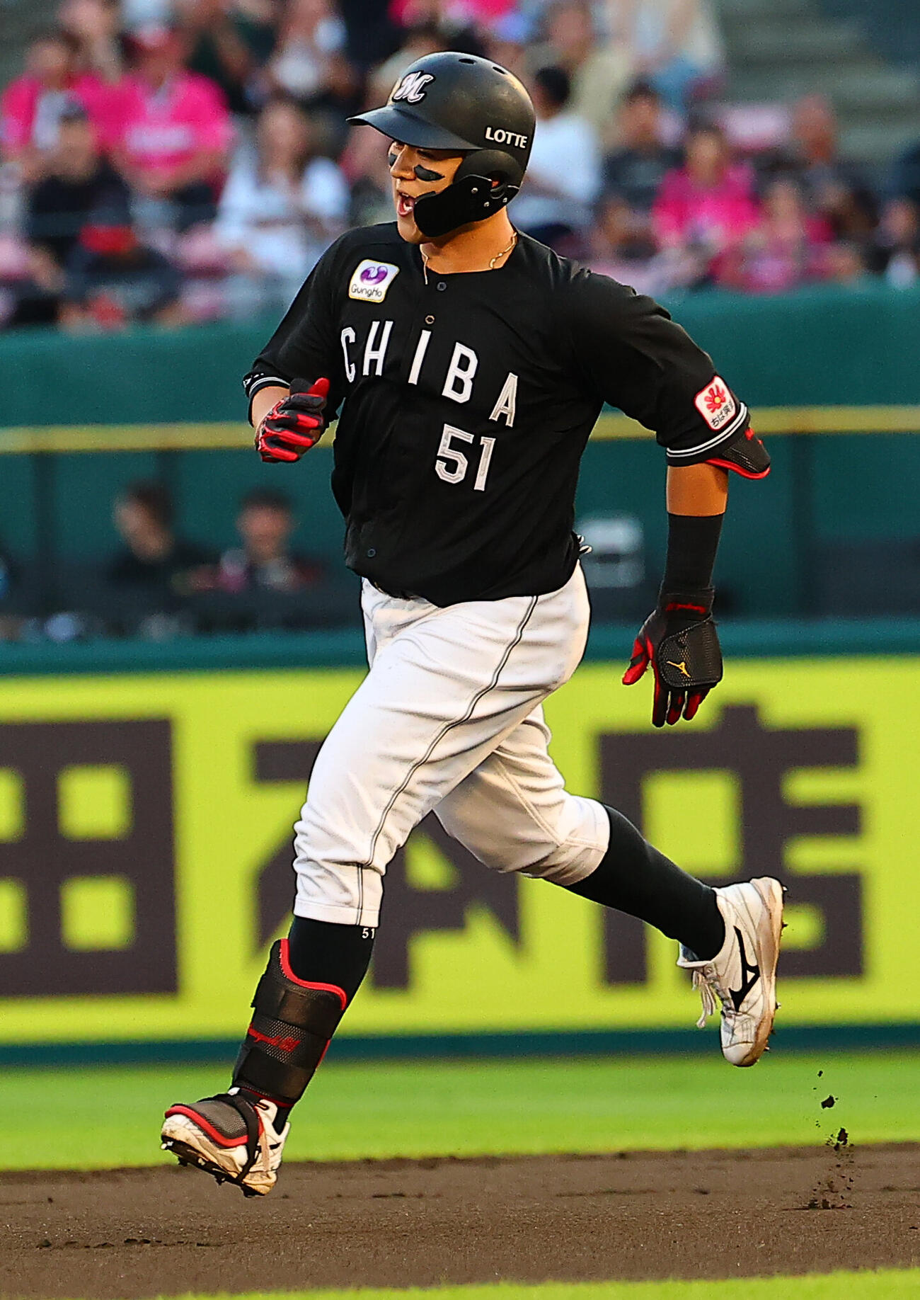 楽天対ロッテ　1回表ロッテ2死一塁、先制2点本塁打を放ち喜ぶ山口航輝（撮影・野上伸悟）
