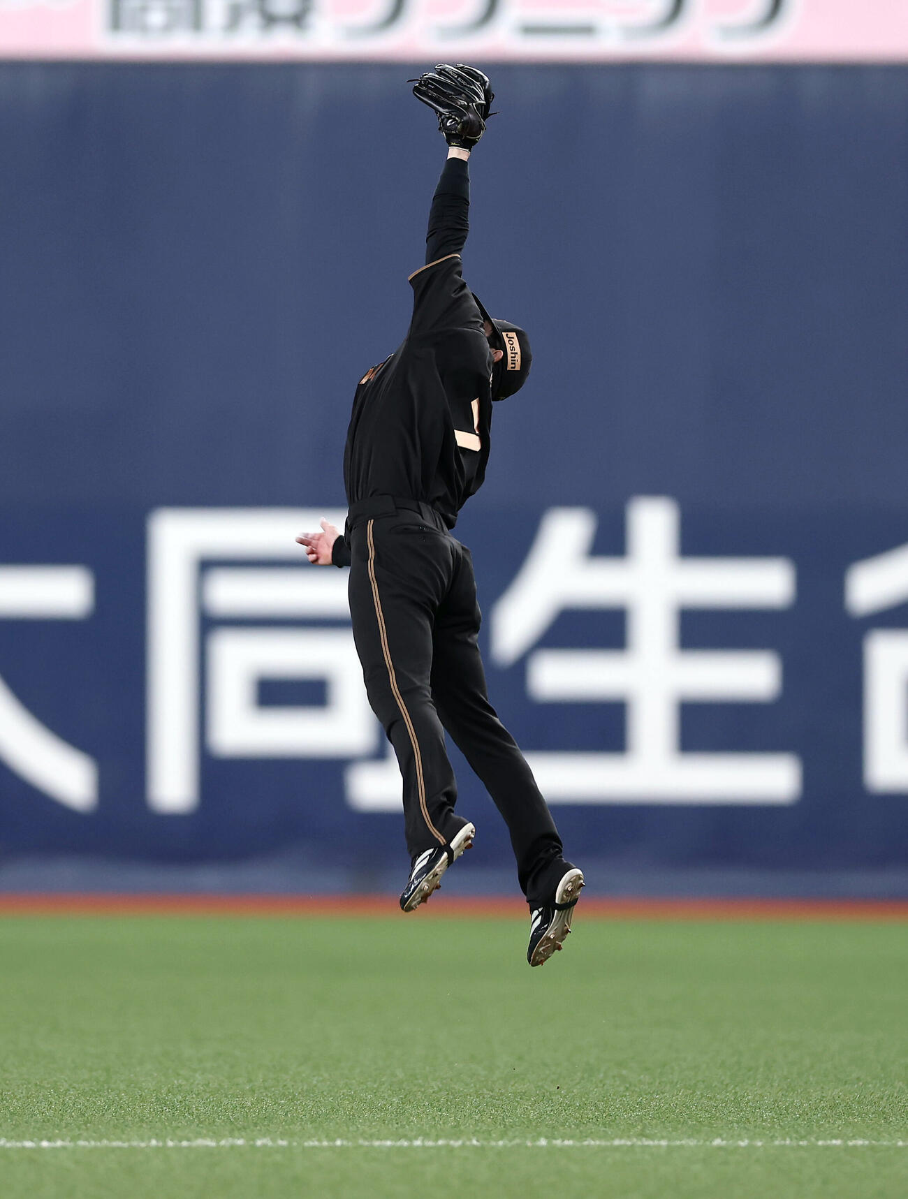 阪神対ヤクルト　2回表ヤクルト無死、古賀優大の二直を好捕する中野拓夢（撮影・前田充）