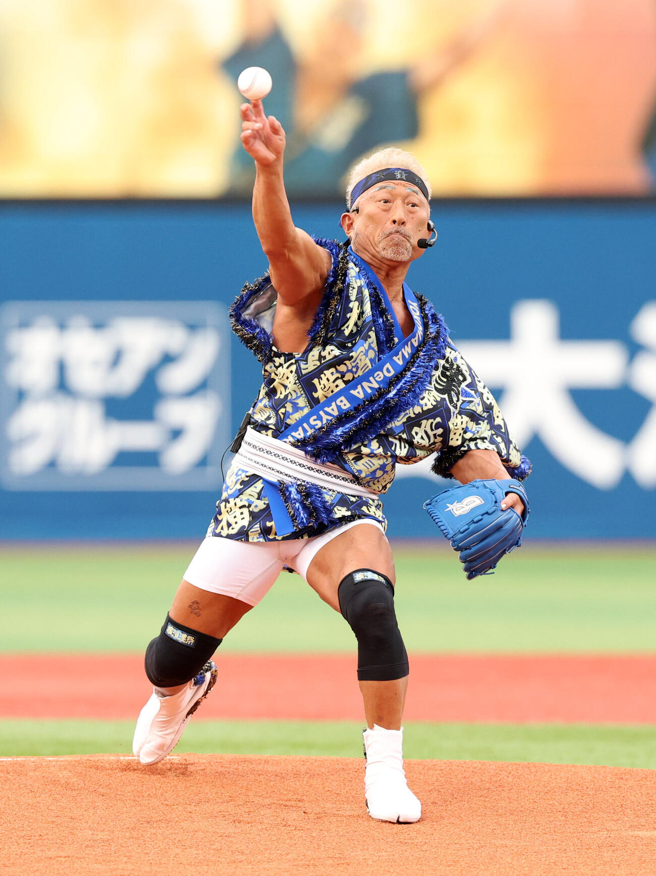 DeNAr対巨人　セレモニアルピッチをを務めた角田信朗（撮影・浅見桂子）