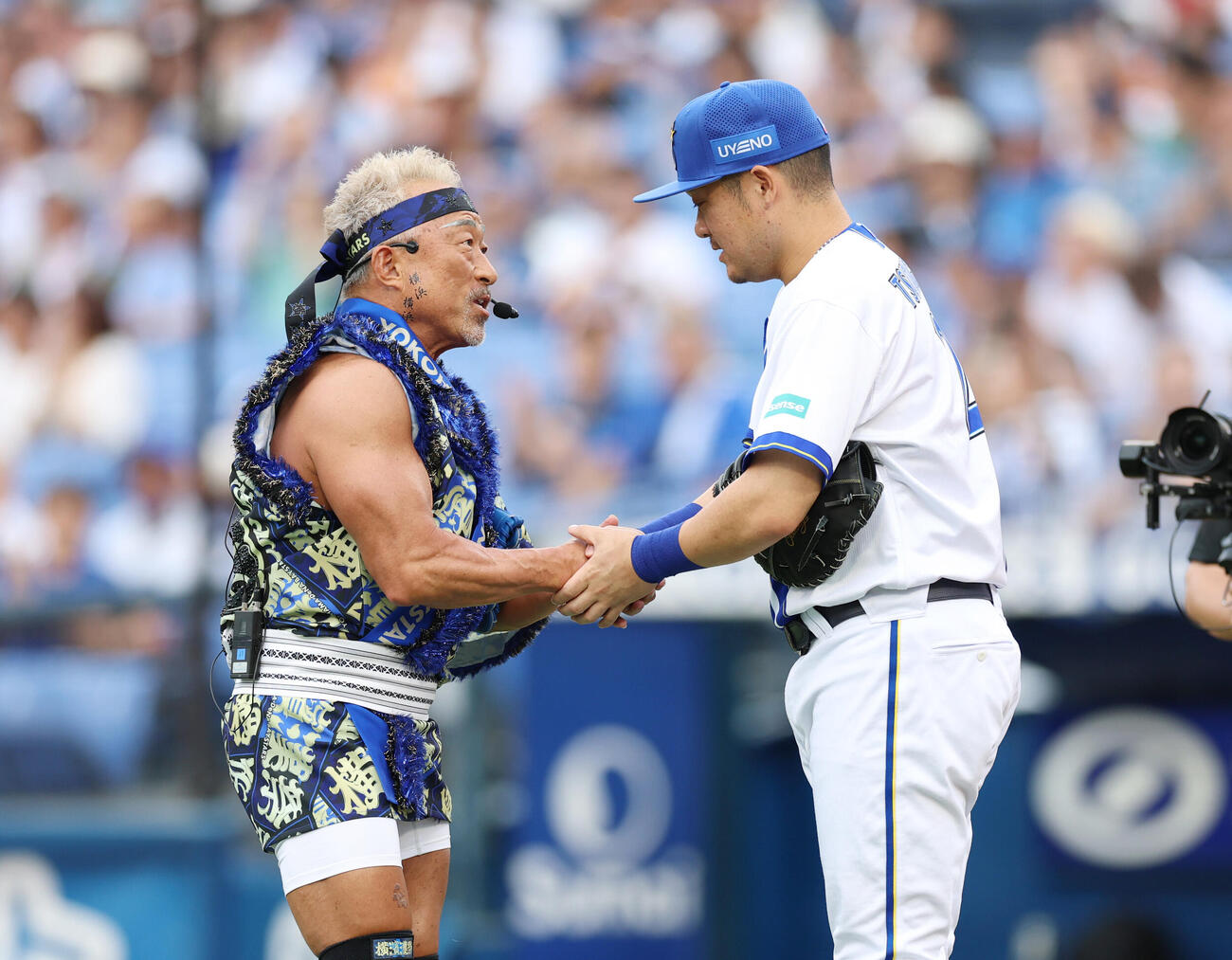 DeNa対巨人　ファーストピッチをしDeNA筒香嘉智（右）と握手をする角田信朗（撮影・増田悦実）
