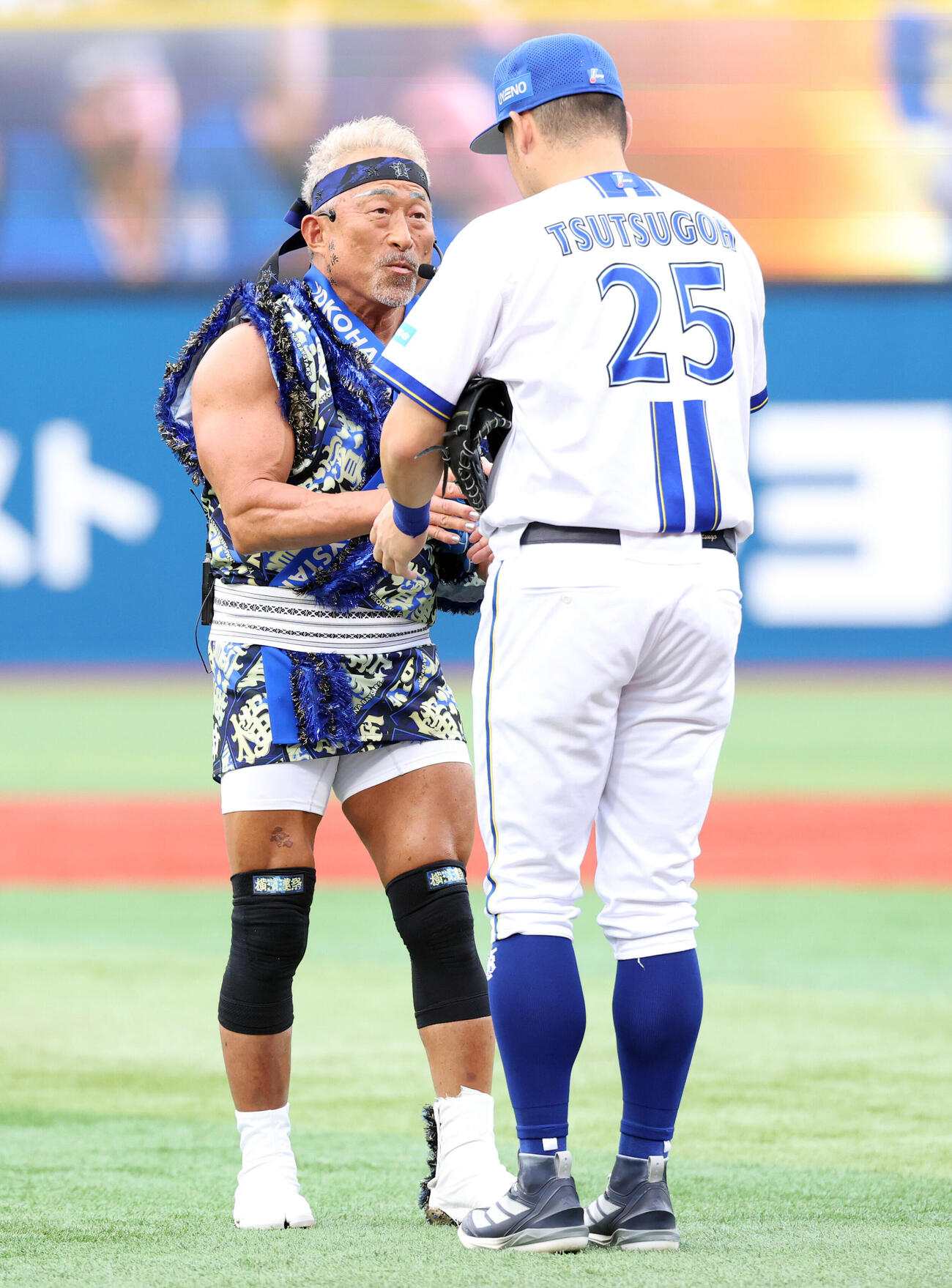 DeNAr対巨人　セレモニアルピッチを務めた角田信朗はDeNA筒香嘉智と握手（撮影・浅見桂子）