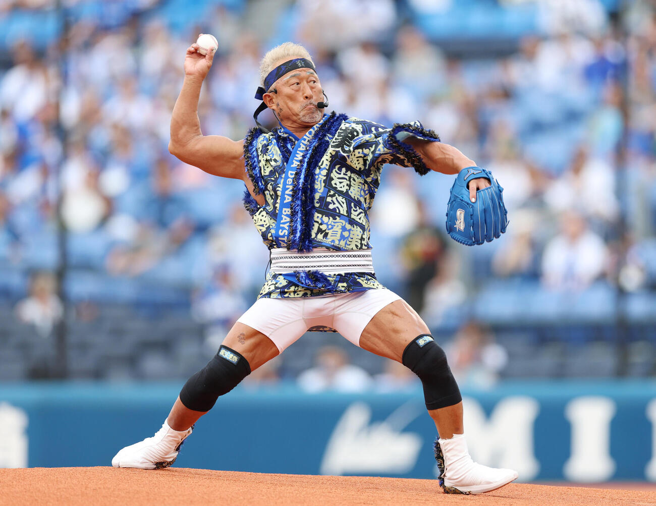 DeNa対巨人　ファーストピッチをする角田信朗（撮影・増田悦実）