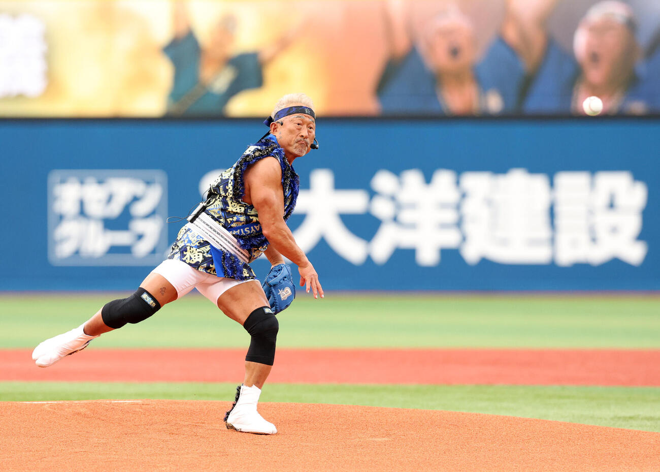 DeNAr対巨人　セレモニアルピッチをを務めた角田信朗（撮影・浅見桂子）