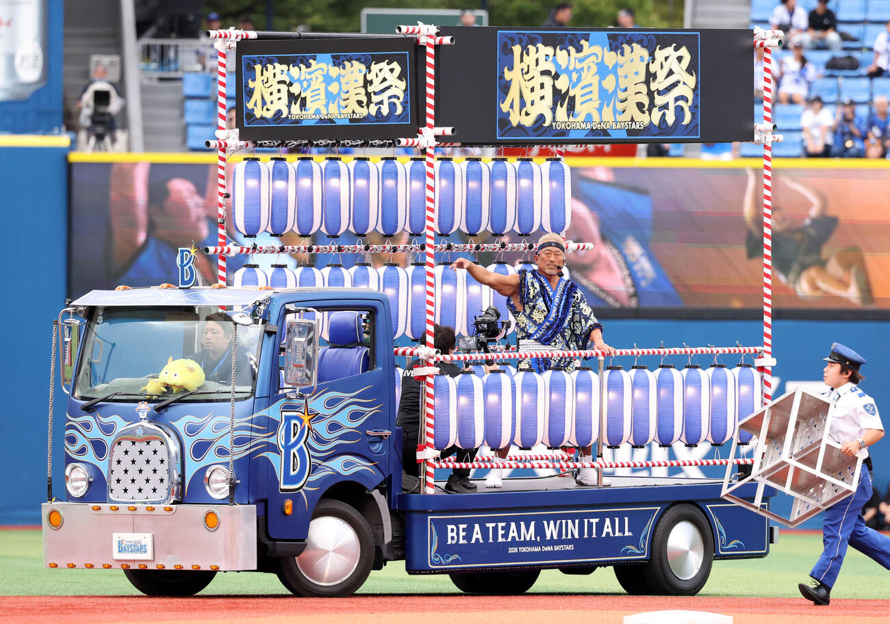 DeNAr対巨人　横浜漢祭と銘（めい）打たれた試合で、登場した角田信朗（撮影・浅見桂子）