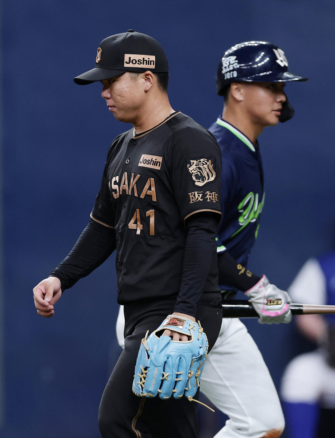 阪神対ヤクルト　2回表ヤクルト2死一、二塁、武岡龍世に同点適時打を許した村上頌樹（左）（撮影・前田充）