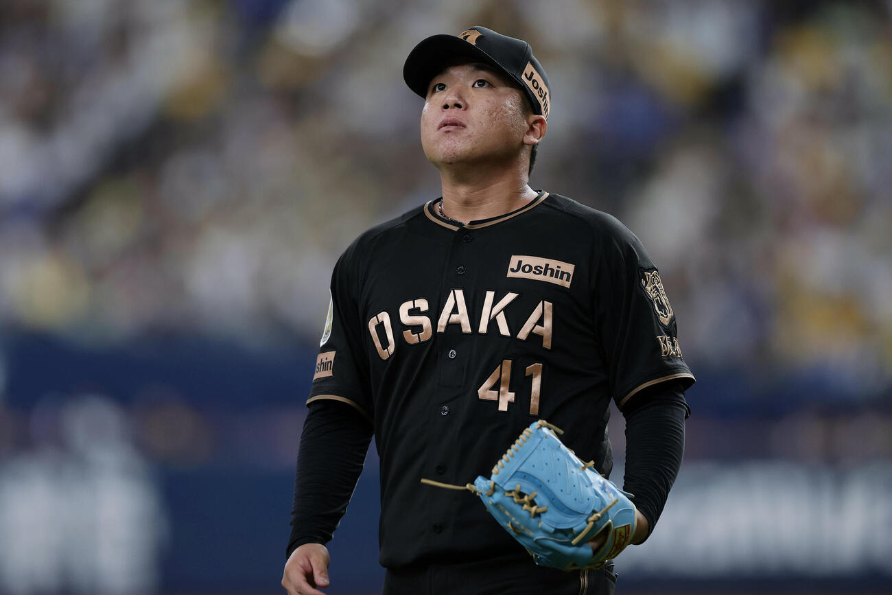 阪神対ヤクルト　2回表ヤクルト2死一塁、吉村貢司郎に右前打を許した村上頌樹（撮影・前田充）