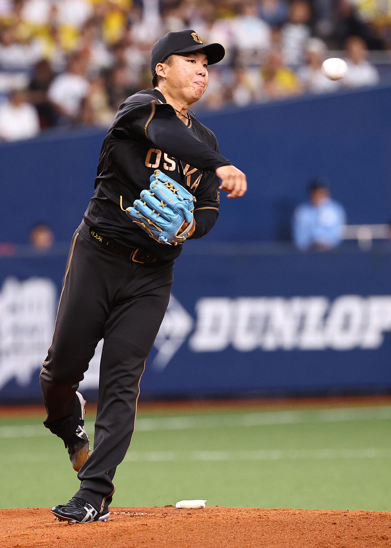 阪神対ヤクルト　1回表ヤクルト無死一、三塁、村上頌樹はけん制球で岩田幸宏を刺す（撮影・上田博志）
