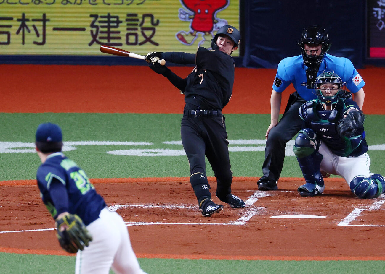 阪神対ヤクルト　1回裏阪神1死、中野拓夢は右前打を放つ。投手吉村貢司郎（撮影・加藤哉）