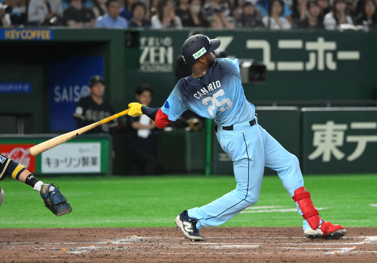 西武対オリックス　4回裏西武無死一、二塁、アレクサンダー・カナリオは適時打を放つ（撮影・滝沢徹郎）