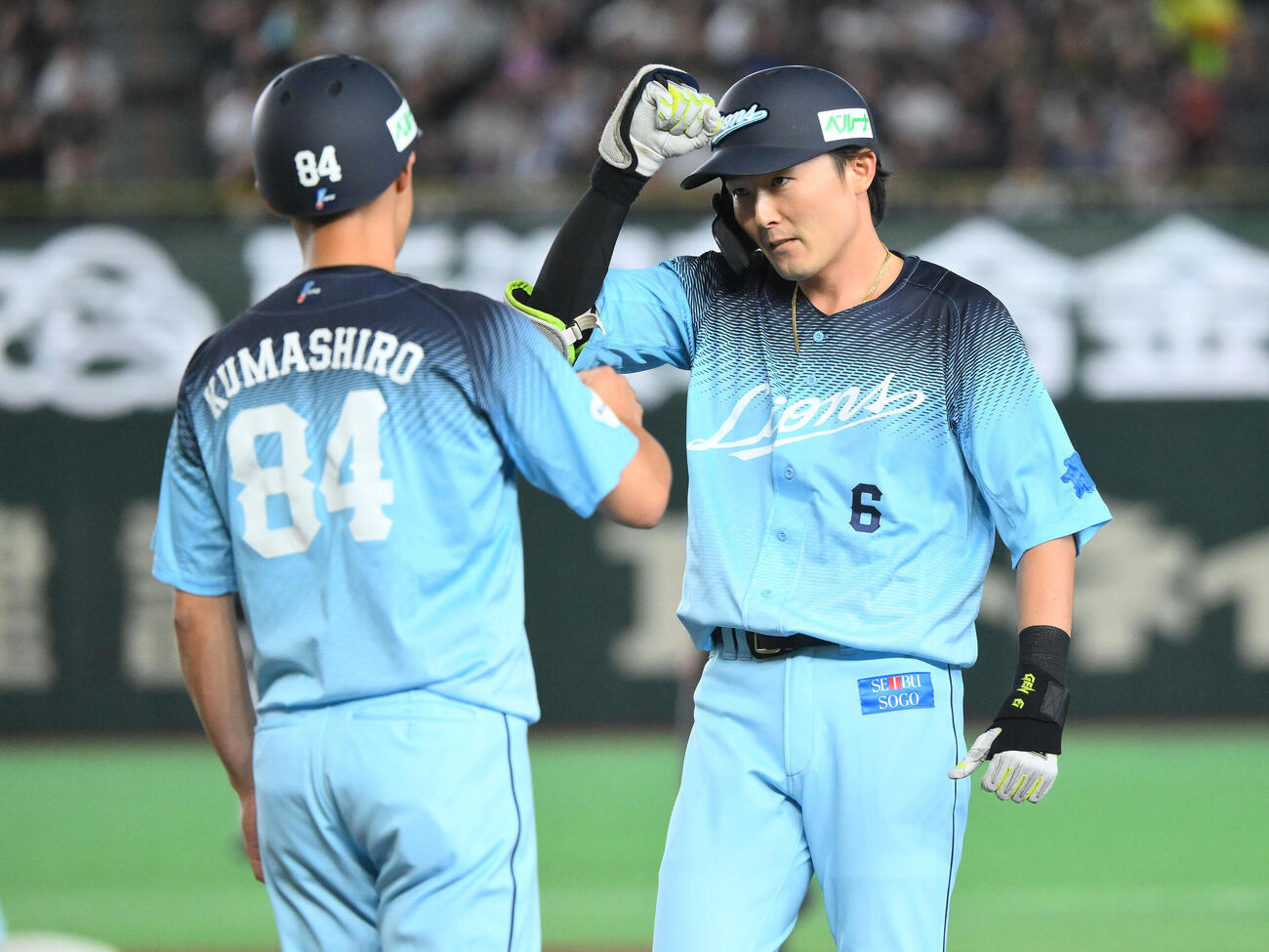 西武対オリックス　4回裏西武1死満塁、源田壮亮（右）は適時打を放ちポーズを決める（撮影・滝沢徹郎）