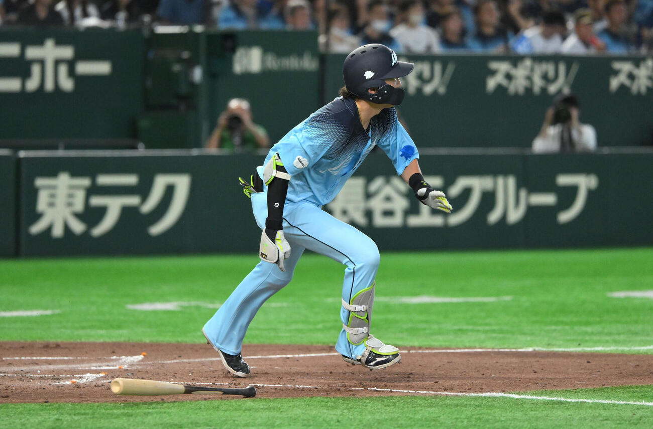 西武対オリックス　4回裏西武1死満塁、源田壮亮は適時打を放つ（撮影・滝沢徹郎）