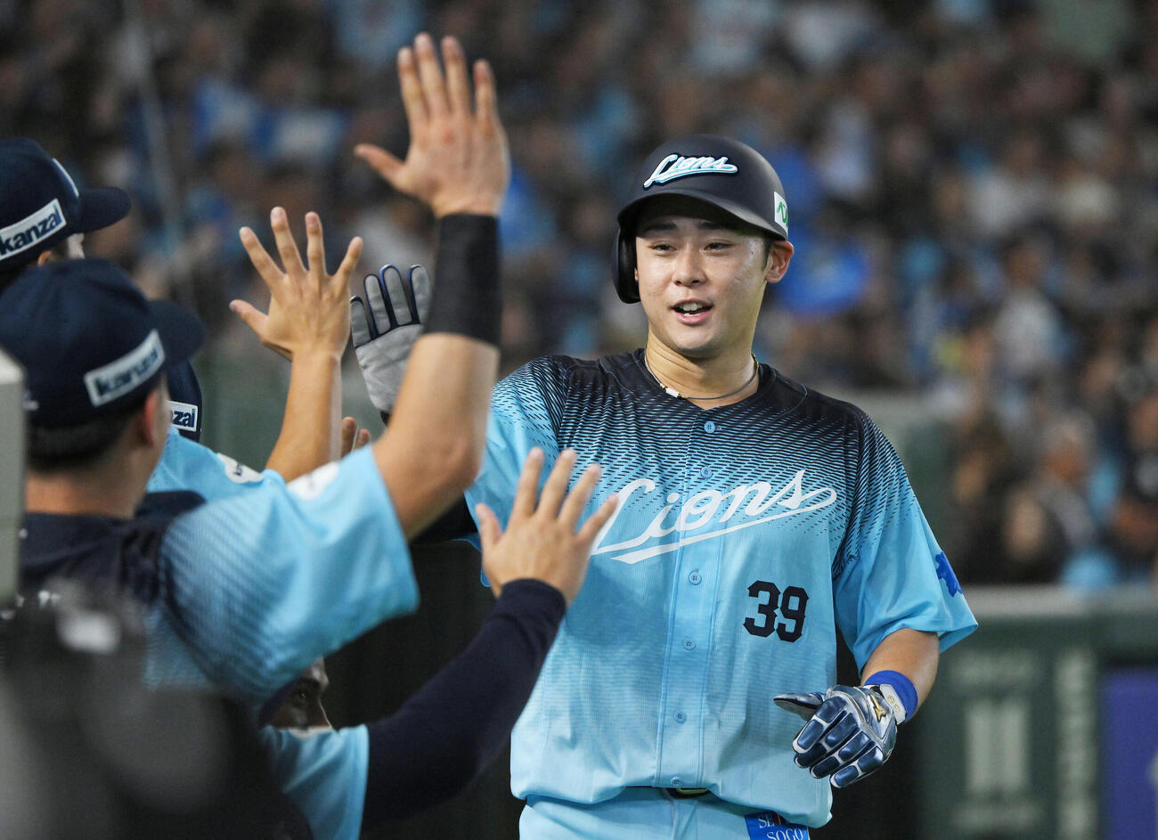 西武対オリックス　4回裏西武1死満塁、源田壮亮の適時打で生還した三塁走者平沢大河はチームメートとタッチをかわす（撮影・滝沢徹郎）